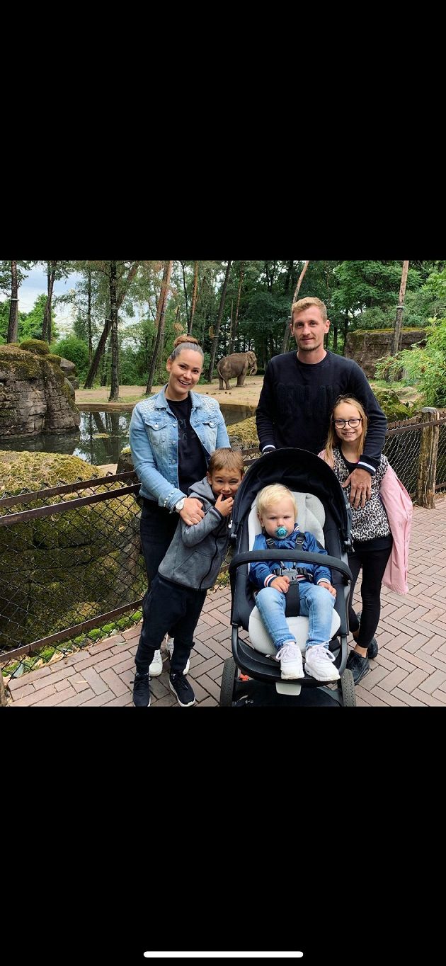 Obránce nizozemského Vitesse Tomáš Hájek s manželkou Barbarou, dcerou Sárou a syny Jaroslavem a Tomášem v zoologické zahradě v Arnhemu.