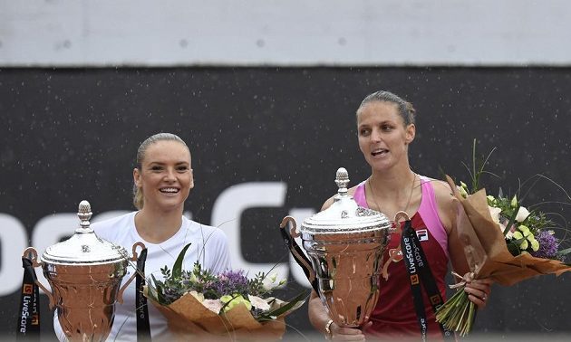 Vítězka tenisového LiveScore Cupu Karolína Plíšková (vpravo) a poražená Tereza Martincová.