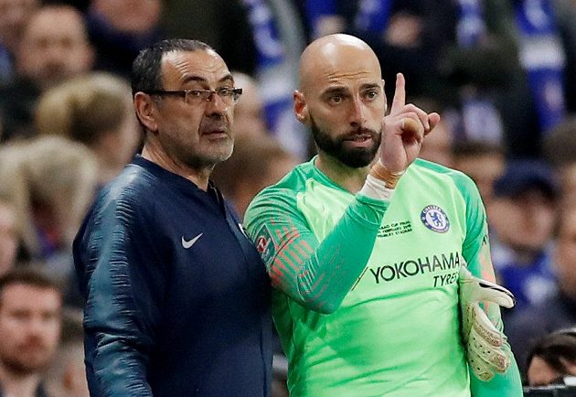 Připravené střídání se nekonalo. Manažer Chelsea Maurizio Sarri dává instrukce Willymu Caballerovi, náhradnímu brankáři. Jenže gólman Chelsea se na hřiště nedostal. Kepa Arrizabalaga odmítl střídat.