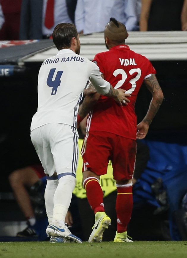 Obránce Realu Sergio Ramos popohání vyloučeného Artura Vidala k odchodu ze hřiště.