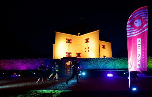 Osvětlený letohrádek Hvězda byl dominantou neonového běhu.