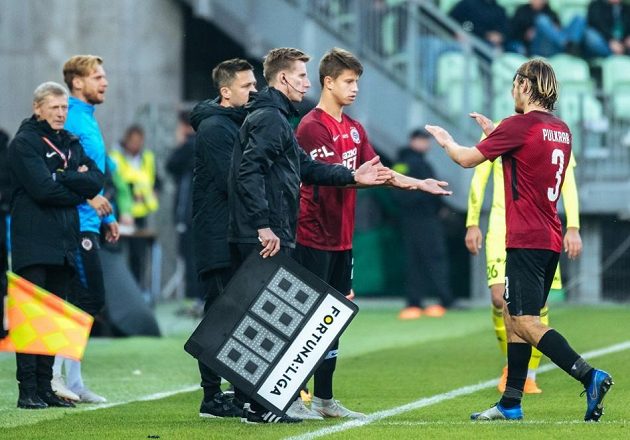Sparťan Adam Hložek v Karviné střídá Matěje Pulkraba.