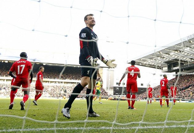 No tohle! Simon Mignolet nemohl uvěřit, co s ním Dieumerci Mbokani (už není na snímku) provedl...