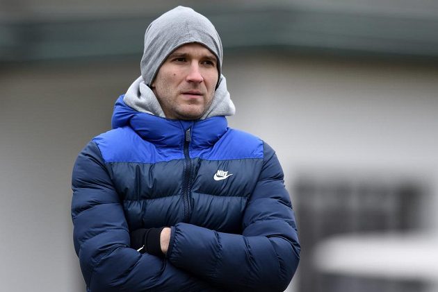 Nová posila Slovanu Liberec Marek Bakoš sleduje přípravné utkání s Trenčínem.