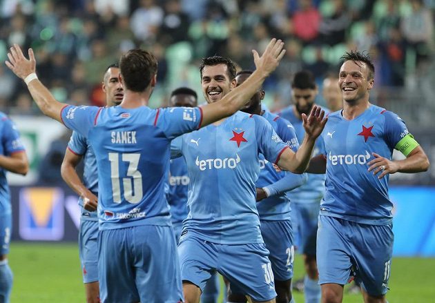Radost hráčů Slavie z druhé branky - zleva Daniel Samek, Taras Kačaraba a Stanislav Tecl.