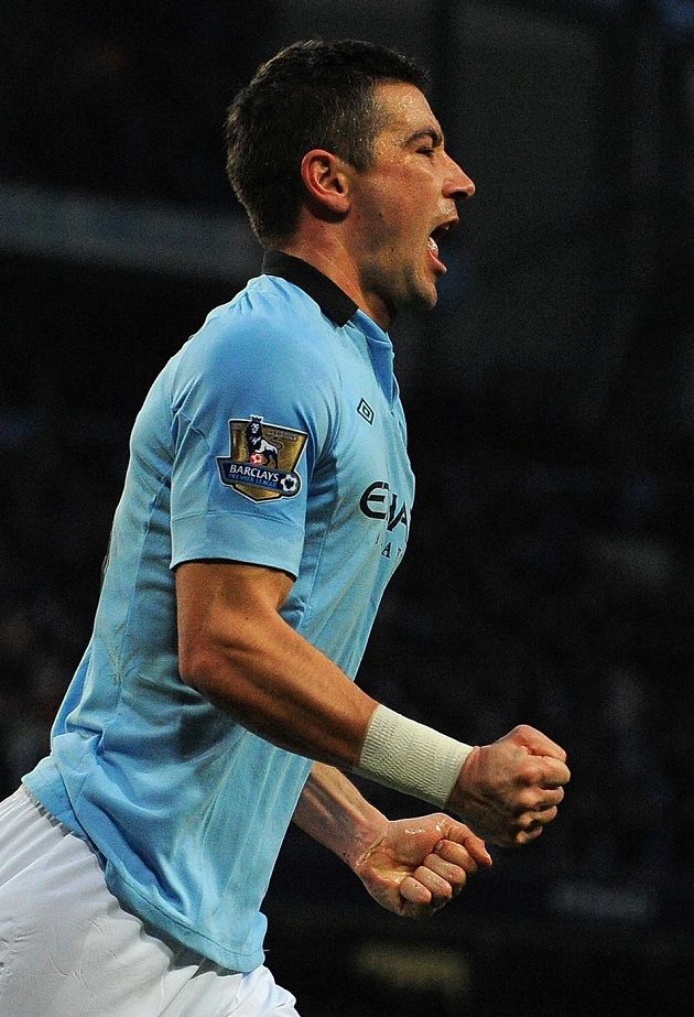 ALEKSANDAR KOLAROV - Pro fotbalové Srbsko bylo velkou ránou, že se na mistrovství světa neprobojovalo, pro obránce ve službách Manchesteru City, kam přišel za 16 miliónů liber, rovněž. Repríza startu v JAR se nekoná, Srbsko skončilo už ve skupině.
