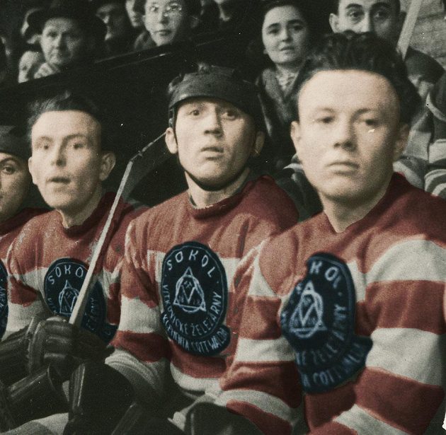 Ladislav Staněk (uprostřed), kapitán vítkovických hokejistů v sezóně 1951/1952.