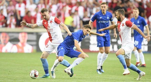 Fotbalisté Slavia Praha bojují v úvodním utkání 3. předkola Ligy mistrů v Edenu s ukrajinským Dynamem Kyjev.