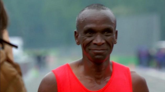 Eliudu Kipchogemu vydržel úsměv i za cílovou čáru.