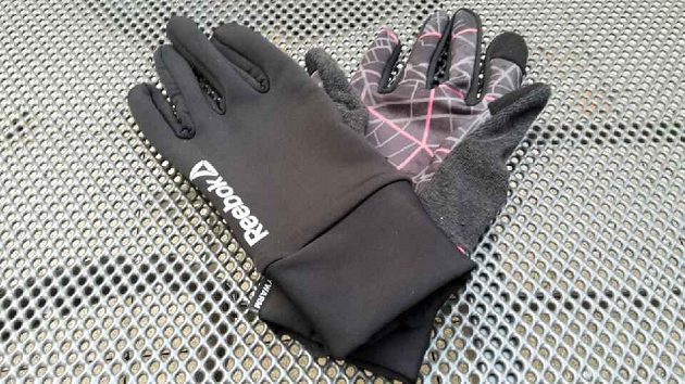 Rukavice Reebok, které se vyznačují technologii Play Warm.