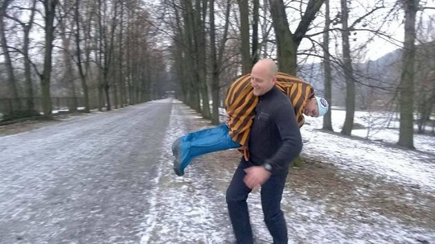 Na zlomenou nohu zabírá voda. Pořádně studená.