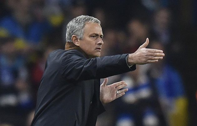 Kouč Chelsea Jose Mourinho gestikuluje během utkání Ligy mistrů proti Dynamu Kyjev.