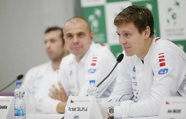 Zleva Radek Štěpánek, kapitán týmu Vladimír Šafařík a dobře naladěný Tomáš Berdych.