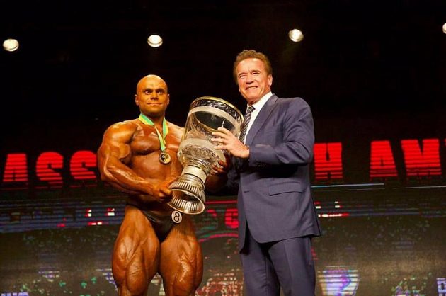 Český kulturista Lukáš Osladil, pohár pro vítěze mu předává Arnold Schwarzenegger.