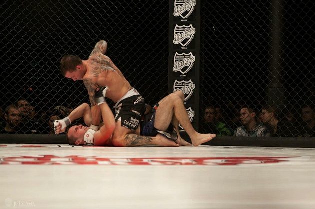 Michal Hamršmíd v zápase (nahoře).