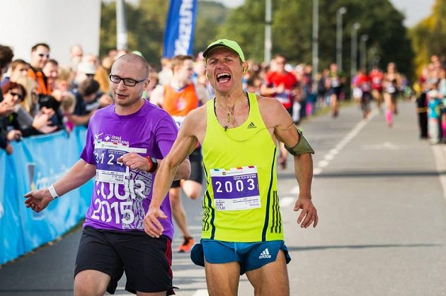 Lukáš Konečný i Dalibor Gondík v cíli. Pohodový běh, ale když jde o umístění, krev sportovce se nezapře.