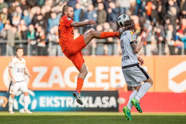 Jakub Mareš v souboji o míč při utkání s Jagiellonií.