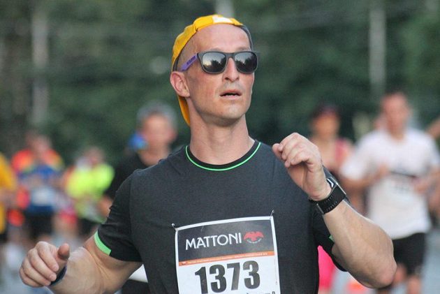 Liborovi pomáhalo triko na půlmaratónu v Budějovicích při třicetistupňových vedrech.