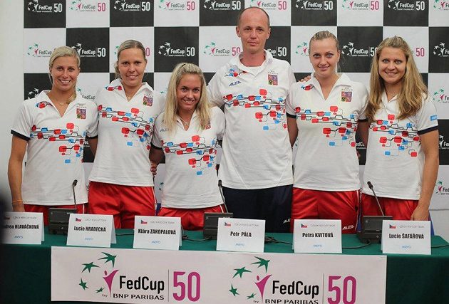 Český fedcupový tým ve složení (zleva) Andrea Hlaváčková, Lucie Hradecká, Klára Zakopalová, Petr Pála, Petra Kvitová, Lucie Šafářová před semifinálovým duelem s Itálií.