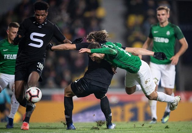 Penalta! Michal Trávník z Jablonce (v pádu) znemožnil dorážku Matěji Pulkrabovi ze Sparty (zády) a video jeho faul odhalilo.