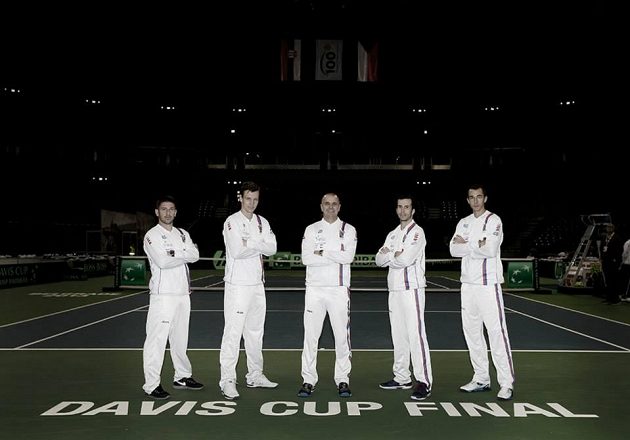 Na chvíli se tenisová výprava vžila do role modelů - zleva Jan Hájek, Tomáš Berdych, Vladimír Šafařík, Radek Štěpánek a Lukáš Rosol.