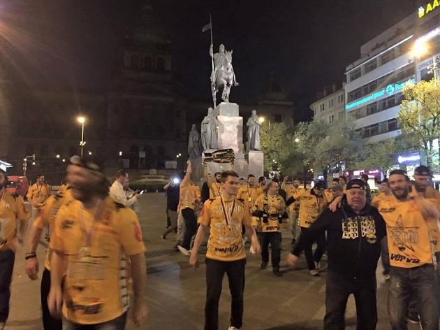 Hokejisté Litvínova se okolo páté hodiny ranní zastavili i s trofejí na Václavském náměstí.