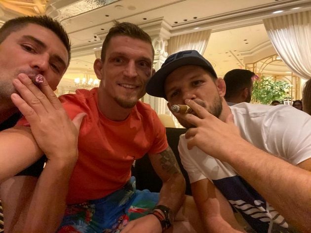 Oslavy v kasinu. Jakub Kašpar (vlevo), David Dvořák a Jan Maršálek po výhře v Las Vegas.