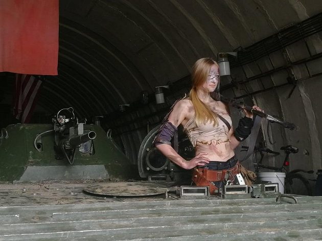 Vzpěračky fotí kalendář na rok 2021 v postapo stylu