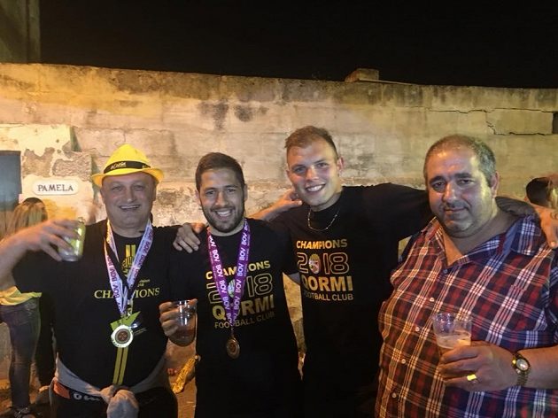 Luboš Adamec (druhý zprava) slaví s přáteli titul ve druhé maltské lize.