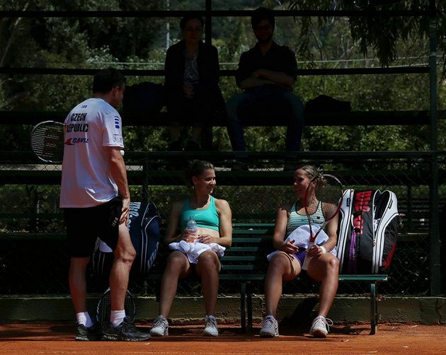 Lucie Šafářová (vlevo) a Lucie Hradecká při tréninku na fedcupový duel s Itálií v Palermu s trenérem Davidem Kunstem.
