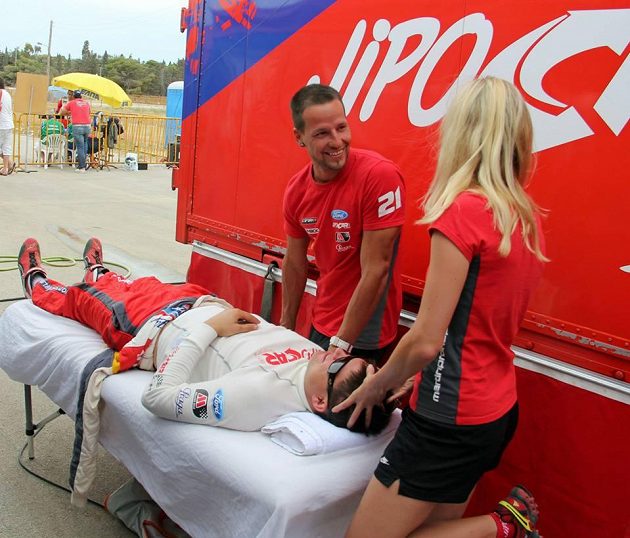 Martin Prokop na masáži během soutěže mistrovství světa.