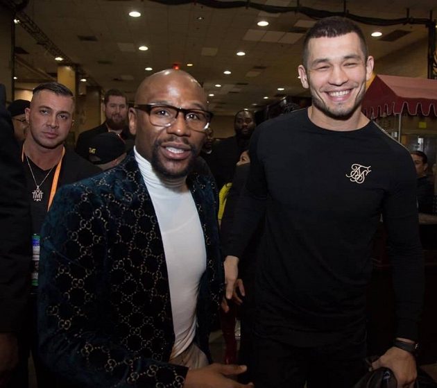 Floyd Mayweather (vlevo) a Makhmud Muradov.