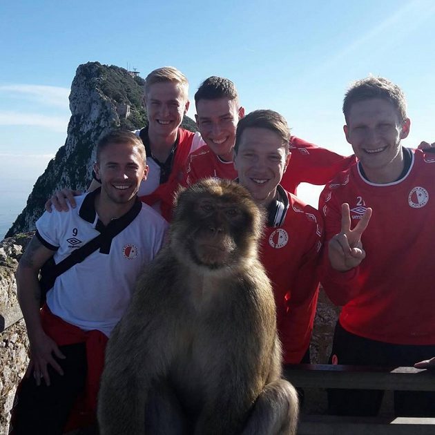 Že by kanonýr Milan Škoda (první zprava) a spol. angažovali na Gibraltaru novou posilu...?