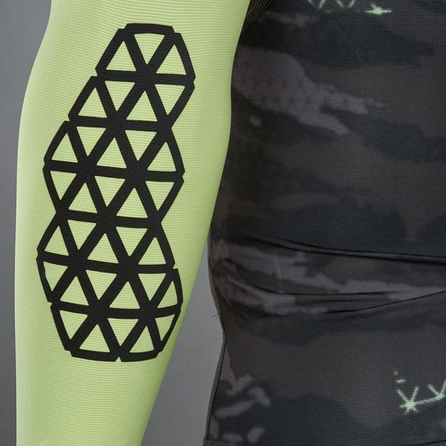 Triko Reebok Spartan Pro Long Sleeve Compression Shirt předloktí jsou stylově vytuněná.