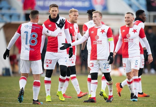 Fotbalisté Slavie Praha (zleva) Jan Bořil, Milan Škoda, Petr Ševčík a Vladimír Coufal oslavují gól na 8:0 během přípravného utkání s Ústím nad Labem.