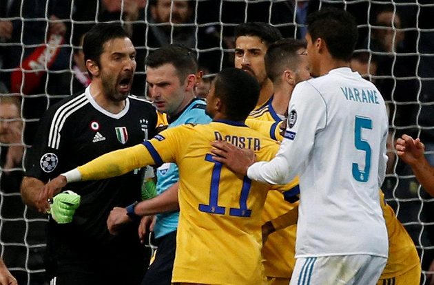 Po strkanici v nastaveném čase a nařízené penaltě viděl brankář Juventusu Gianluigi Buffon červenou kartu.