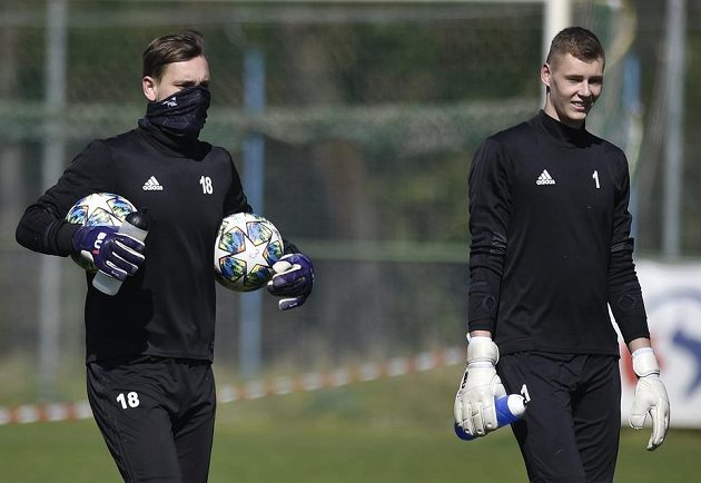 Brankáři Karviné (zleva) Martin Pastornický a Vladimír Neuman při prvním tréninku týmu v rámci uvolňování opatření při pandemii nového koronaviru.