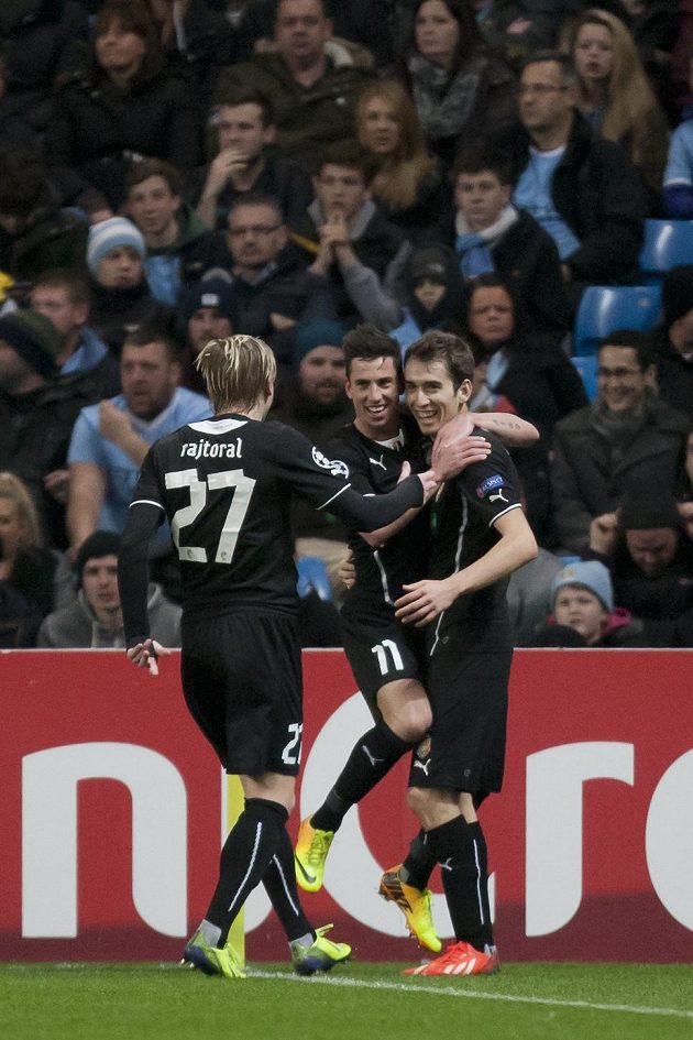 Plzeňští fotbalisté František Rajtoral (vlevo), Milan Petržela (uprostřed) a Tomáš Hořava se radují z vyrovnávacího gólu na hřišti Manchesteru City.