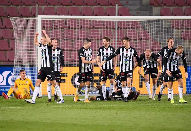 The footballers of České Budějovice celebrate the goal at 4: 2 in Sparta.