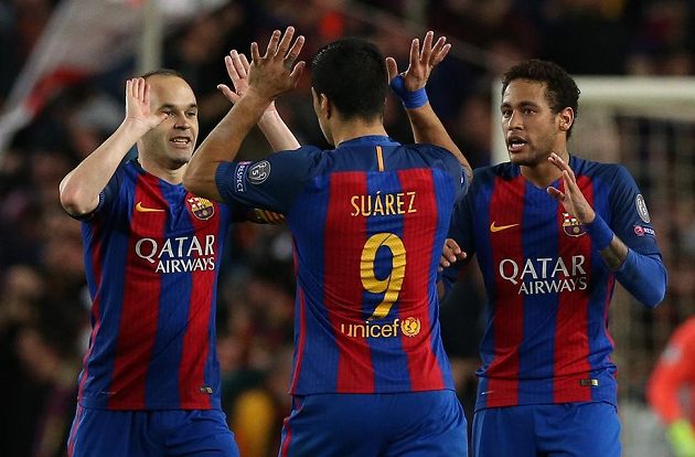 Barcelonaský Luis Suárez (uprostřed) slaví s Neymarem a Andresem Iniestou (vlevo) úvodní gól proti PSG.