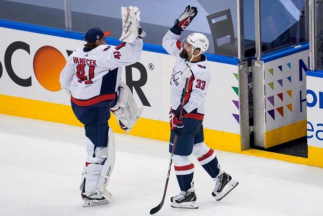 Náhradní gólman Washingtonu Capitals Vítek Vaněček (41) slaví výhru nad New York Islanders s obráncem Radko Gudasem (33).