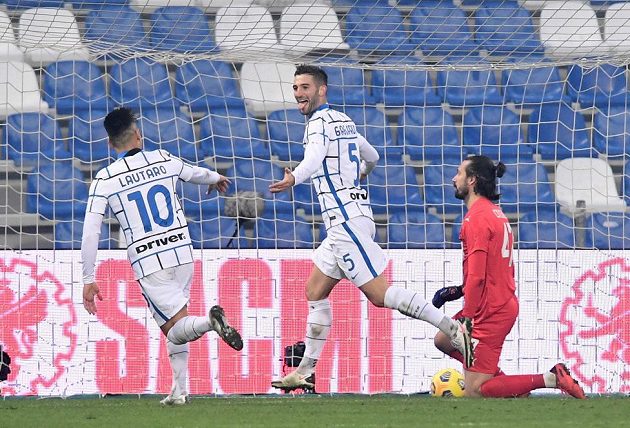 Fotbalisté Interu Milán v přímém souboji o druhé místo zvítězili v 9. kole italské ligy na hřišti Sassuola 3:0. Střelec Roberto Gagliardini slaví třetí gól.