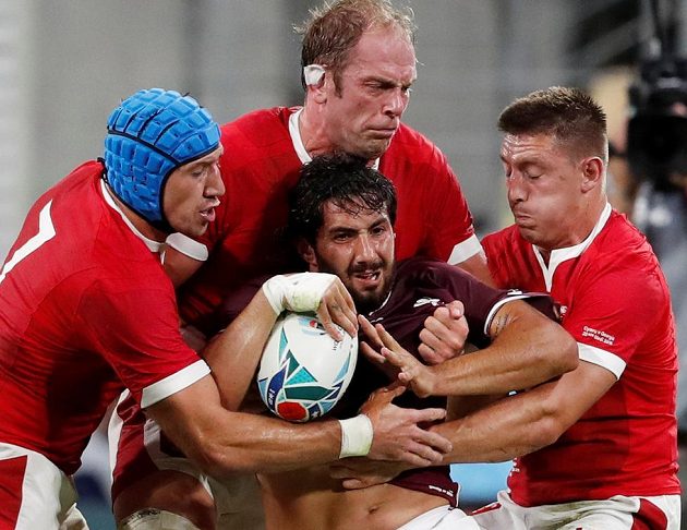 Totální přesila, chlapče...! Gruzínec Giorgi Kveseladze v akci proti trojce Justin Tipuric, Alun Wyn Jones a Hadleigh Parkes.