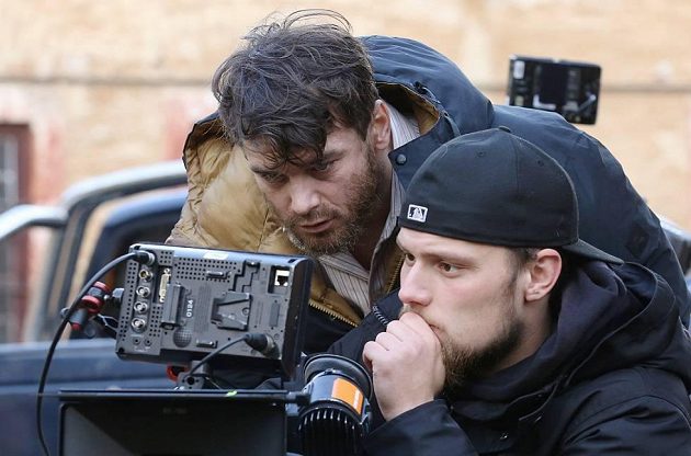 Vavřinec Hradilek (vlevo) zkoumá nasnímané záběry při natáčení filmu Tenkrát v ráji.