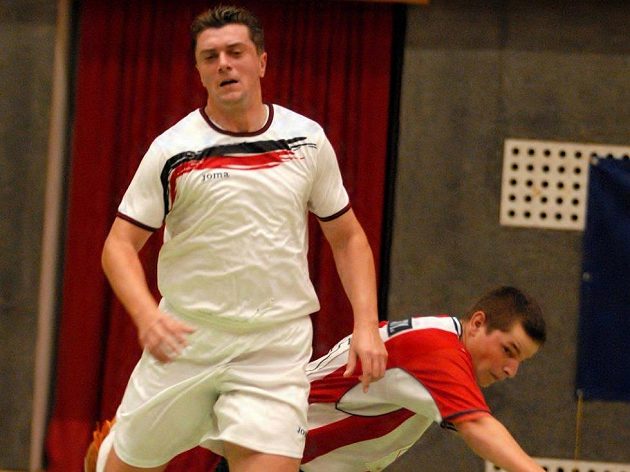 Bývalý obránce Bohemians Jaroslav Kamenický (vlevo) v dresu Bakova v utkání první futsalové ligy.