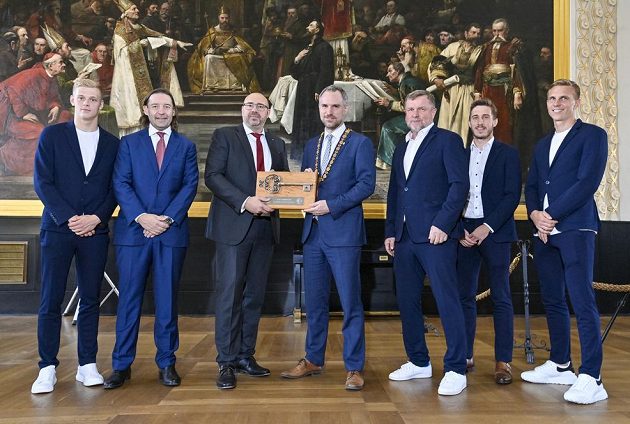Primátor Zdeněk Hřib (čtvrtý zprava) předal klíč od Prahy generálnímu řediteli Sparty Františku Čuprovi (třetí zleva). Slavnosti se zúčastnil trenér Pavel Vrba (třetí zprava), místopředseda Dušan Svoboda (druhý zleva) a hráči Bořek Dočkal (vpravo), Filip Panák (vlevo) a Michal Sáček (druhý zprava).