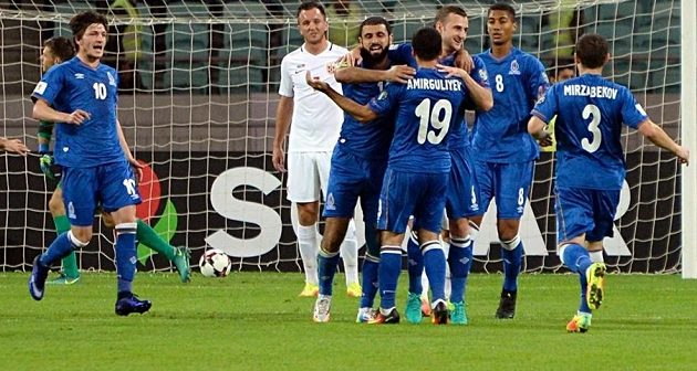 Fotbalisté Ázerbájdžánu se radují z vítězného gólu proti Norsku.