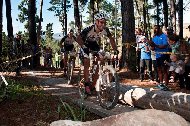 Český biker František Raboň (vpředu) na trati závodu Cape Epic v Jihoafrické republice.