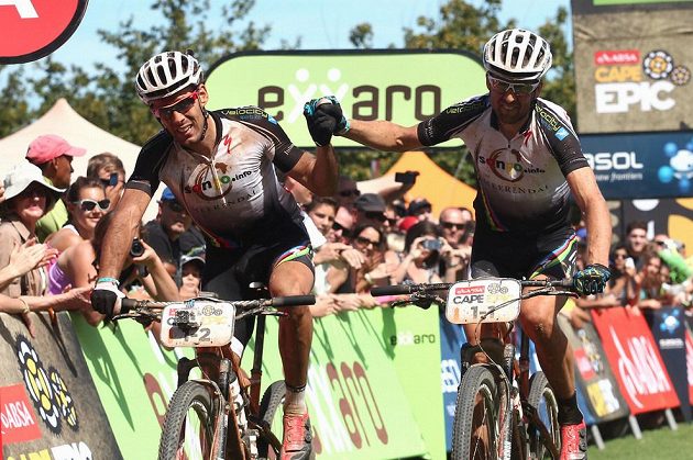 Bikeři František Raboň (vlevo) a Christoph Sauser.