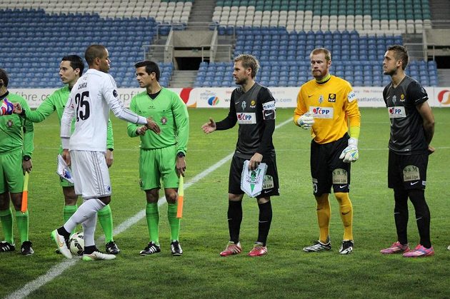 Brankář Vlastimil Hrubý (ve žlutém) a Luděk Pernica (první zprava) nastupují po boku kapitána Jablonce Tomáše Hübschmana v Algarve proti Kodani, kterou tehdy porazili Severočeši 2:0.